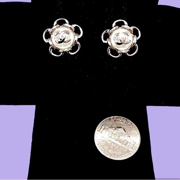 CHANEL STUD EARRINGS METAL AND GLASS PEARLSāSILVER AND PEARLY WHITE - Picture 7 of 9